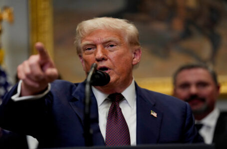 ترامب يهدد بزيادة الرسوم الجمركية على الهند بسبب شرائها النفط الروسي