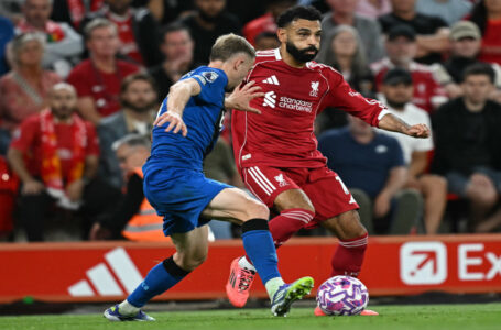 هدفان متأخران من كييزا وصلاح يمنحان ليفربول الفوز 4-2 في افتتاح الموسم