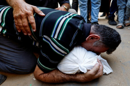 8 شهداء على الأقل بينهم صحفيون في قصف إسرائيلي لمجمع ناصر الطبي