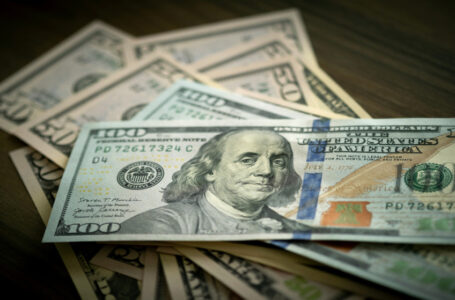 الدولار يستقر بعد تعليقات حذرة حول التيسير النقدي