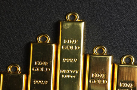 الذهب يتراجع مع تقلص احتمالات خفض الفائدة الأميركية