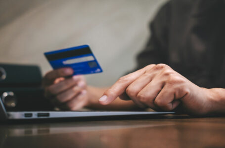 واشنطن تدرس إجراء لفرض سقف على فوائد بطاقات الائتمان 