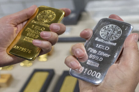 الذهب ينخفض في المعاملات الفورية بأكثر من 8%