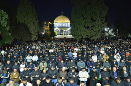 100 ألف مصلٍ يؤدون صلاتي العشاء والتراويح في “الأقصى”