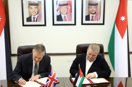 الأردن وبريطانيا يوقعان مذكرة تفاهم بـ 5.3 مليون جنيه إسترليني لدعم الناقل الوطني