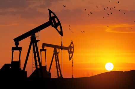 النفط يرتفع أكثر من دولار مع اضطراب إمدادات الشرق الأوسط