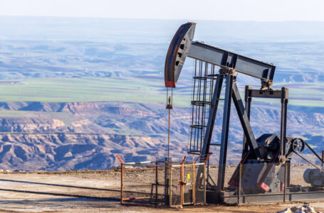 قفزة في أسعار النفط بعد تعرض ناقلتي وقود لهجوم في المياه العراقية