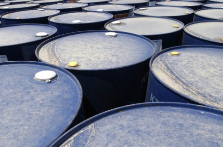 أسعار النفط تتراجع 10% بعد التوترات في مضيق هرمز