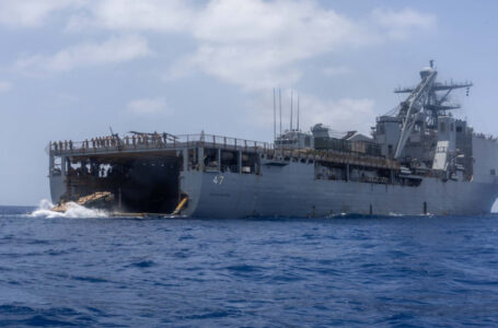 القيادة المركزية: سفن حربية أميركية تنفذ حصارا بحريا قبالة إيران