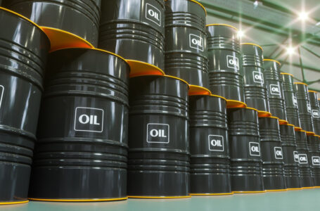 أسعار النفط تختتم جلسة متقلبة على تباين لكنها تسجل مكاسب أسبوعية