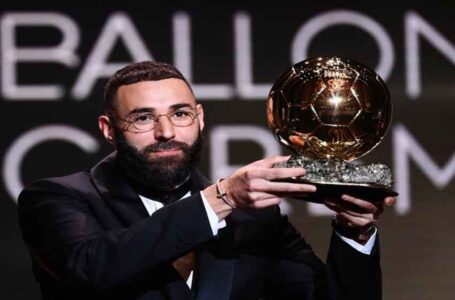 الفرنسي كريم بنزيمة يحرز الكرة الذهبية لأفضل لاعب لعام 2022…