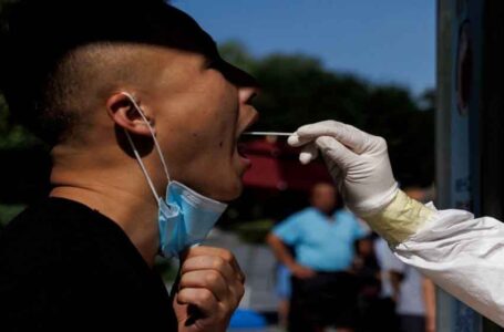 الصين تسجل 996 إصابة جديدة بكورونا …