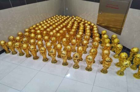 قطر تضبط عشرات الكؤوس المقلدة لجائزة كأس العالم في كرة القدم…
