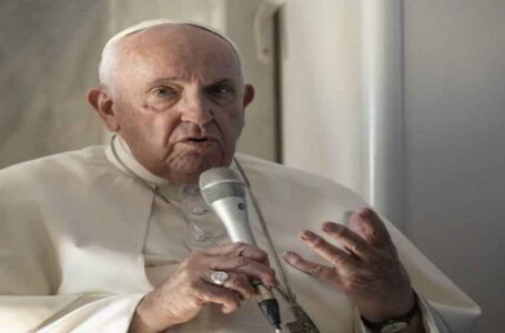 البابا فرنسيس يدعو السياسيين اللبنانيين إلى “تنحية” مصالحهم الشخصية …