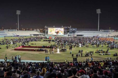 عمال مهاجرون يحضرون مباراة كأس العالم في ملعب مخصص لهم بالدوحة …