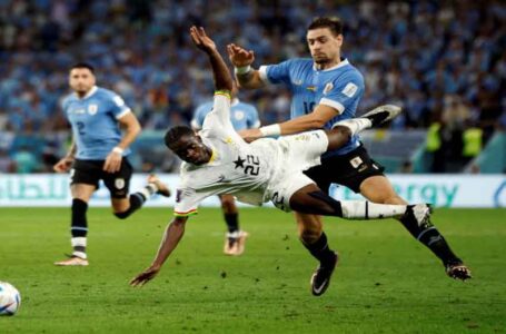 أوروغواي تودع كأس العالم رغم الفوز على غانا… ￼