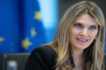 نائبة رئيسة البرلمان الأوروبي المعزولة تنفي علمها بأموال ضبطت في منزلها…