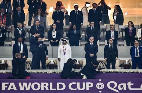 ماكرون يعرب عن “فخره الكبير” بالمنتخب الفرنسي ويشيد بديشان…