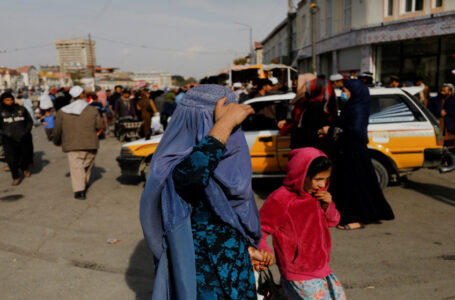الأمم المتحدة توقف برامج مساعدات لأفغانستان بعد حظر على عاملات إغاثة…