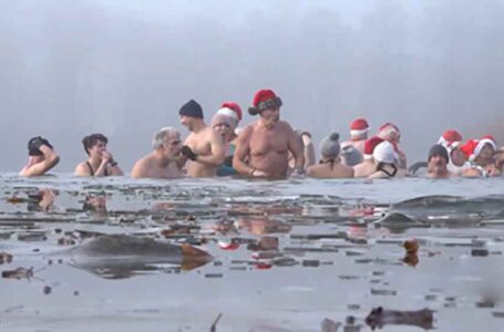 الألمان يسبحون في المياه الجليدية في عيد الميلاد…