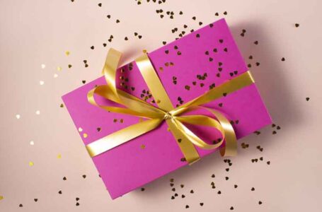 امرأة اشترت لطفلتها “لابتوب” .. فكانت الصدمة داخل “صندوق أمازون” !…