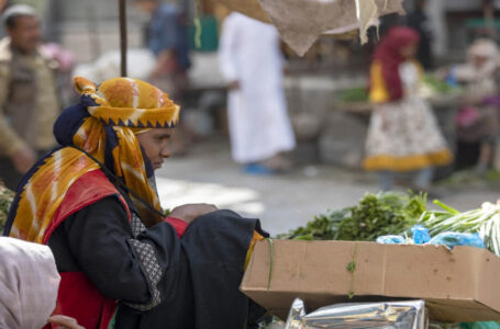 اليمنيون يكابدون مرارة الفقر ونقص الغذاء مع بداية العام الجديد…