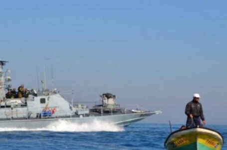 زوارق بحرية الاحتلال الإسرائيلي تهاجم الصيادين في بحر غزة￼