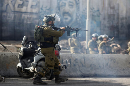 إصابة فلسطيني برصاصة في رأسه بمواجهات مع قوات الاحتلال الإسرائيلي في مخيم الدهيشة…  