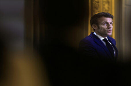 ماكرون يدعو الفلسطينيين والإسرائيليين إلى عدم “تأجيج دوامة العنف”…..   