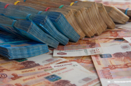 الروبل الروسي ينخفض إلى أدنى مستوى في 3 أسابيع مقابل الدولار…..   