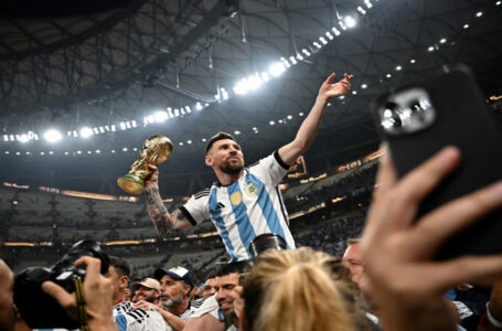 ميسي: كأس العالم قالت لي تعال وخذني وتمنيت لو سلمني إياها مارادونا…..      ￼