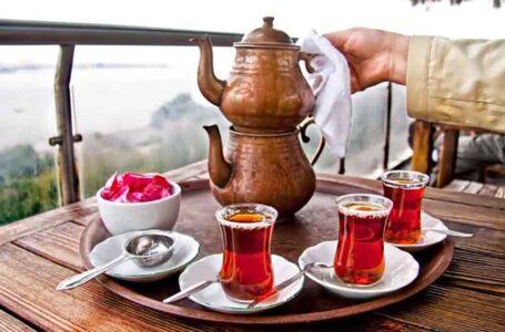 طبيبة روسية تكشف الخطأ الرئيسي المرتكب عند شرب الشاي……..