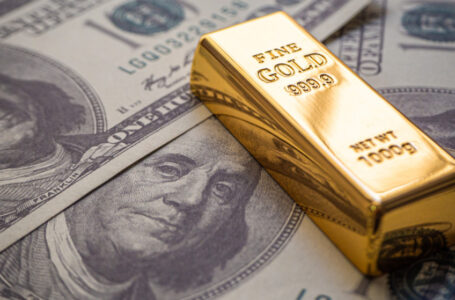 الذهب يسجل ذروة أكثر من 9 شهور بعد رفع أسعار الفائدة في الولايات المتحدة…….     