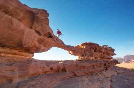 الحكومة تخطط لتعزيز سياحة المغامرة وإضافة مسارات جديدة سنويا…….    