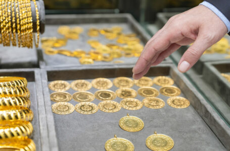 الذهب ينتعش لكنه يظل دون 1900 دولار وسط مخاوف حيال الفائدة…….     ￼