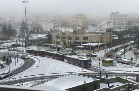 تعمق الكتلة الهوائية شديدة البرودة وسط أمطار غزيرة وتوقع ثلوج فوق ارتفاعات 900 م……. 