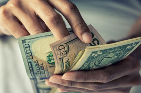 استقرار الدولار مع تقييم تصريحات مسؤولي الاحتياطي الاتحادي……..     ￼