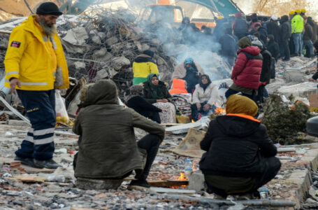 بصيص أمل وسط أنقاض زلزال تركيا وسوريا وعدد الوفيات نحو 22 ألفا……..     ￼