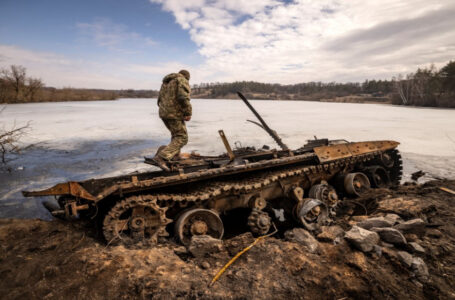 الولايات المتحدة: روسيا خسرت على الأرجح نصف دباباتها الثقيلة في أوكرانيا…….