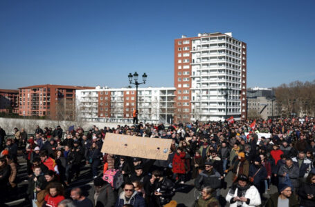 النقابات تهدد بـ”شل” فرنسا في مواجهة مشروع تعديل نظام التقاعد……..