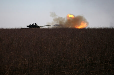 القائد العام للقوات المسلحة الأوكرانية يقول إن المعارك تحتدم في منطقة دونيتسك…….      ￼