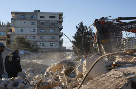 700 نازح في مدرسة لأونروا باللاذقية ووفاة 17 شخصا بمخيمي النيرب والرمل إثر الزلزال…….