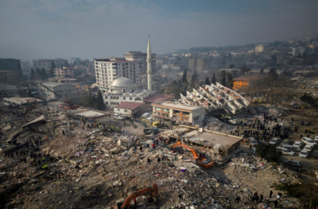 انتشال رجل على قيد الحياة من تحت الأنقاض في تركيا بعد 160 ساعة من الزلزال……   ￼