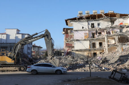 تركيز الإغاثة يتحول إلى المشردين في أعقاب زلزال تركيا…….     ￼