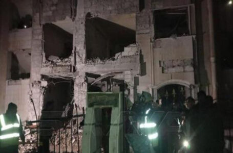 5 قتلى و15 إصابة في عدوان إسرائيلي على أحياء سكنية في دمشق……..              ￼