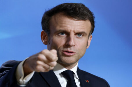 ماكرون يؤكد لزيلينسكي أنه سيدعم خطته للسلام…….      ￼