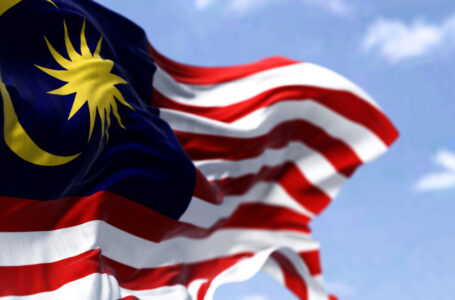 السفارة الماليزية في عمان تقدم تبرعات لطلبة مدارس تابعة للأونروا…….