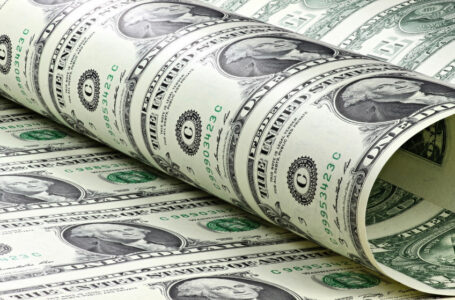 الدولار يصعد لأعلى مستوى في 7 أسابيع بفضل توقعات رفع الفائدة والين يهبط……..