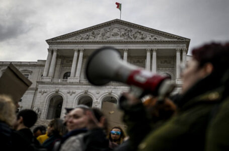 آلاف من سكان ضواحي العاصمة البرتغالية يتظاهرون ضد غلاء المعيشة……..