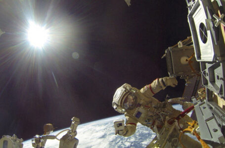 مركبة فضائية روسية تلتحم بمحطة الفضاء الدولية لإعادة الرواد العالقين……..